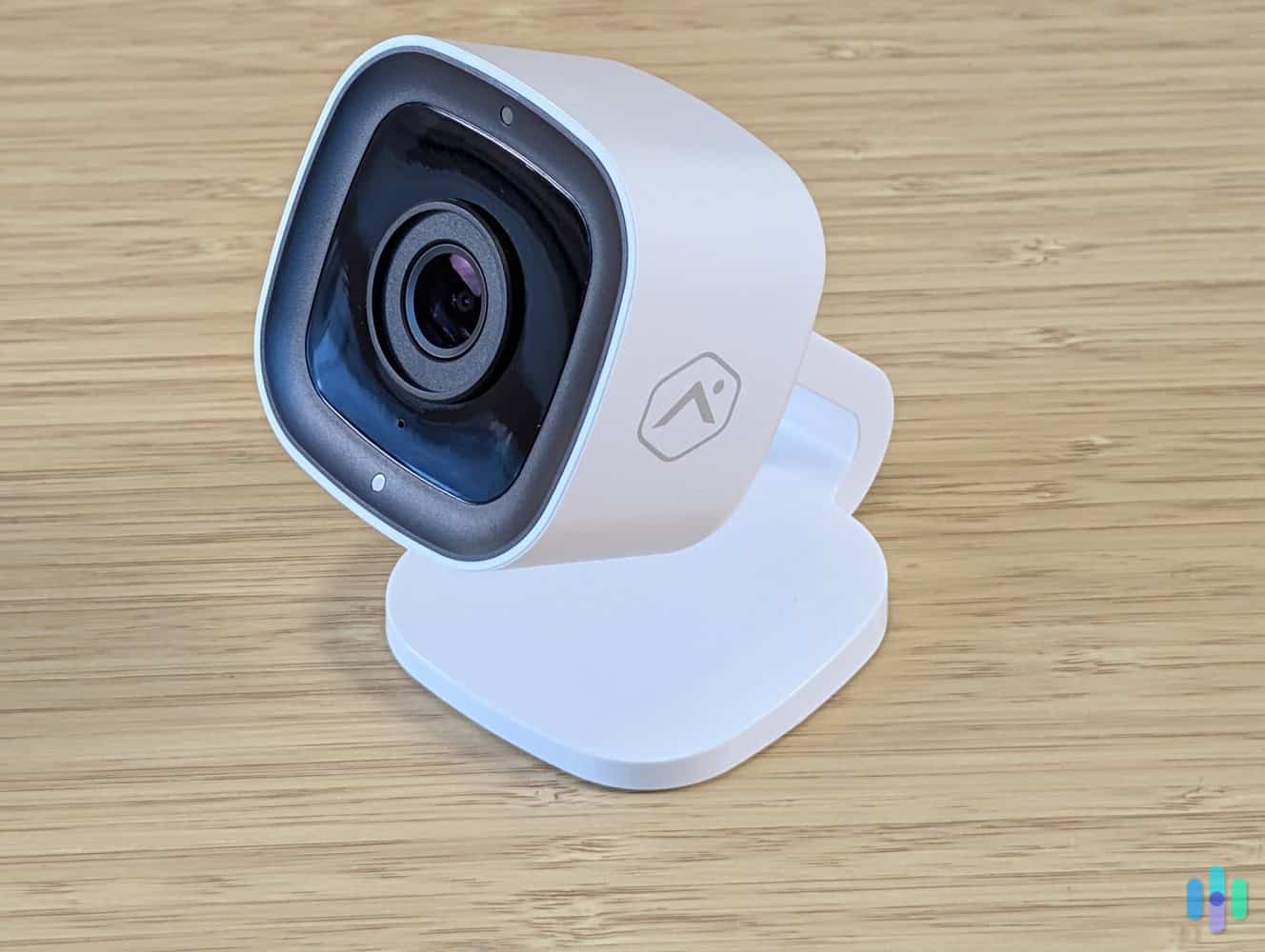 Frontpoint-indoor-camera-on-desk Frontpoint indoor camera